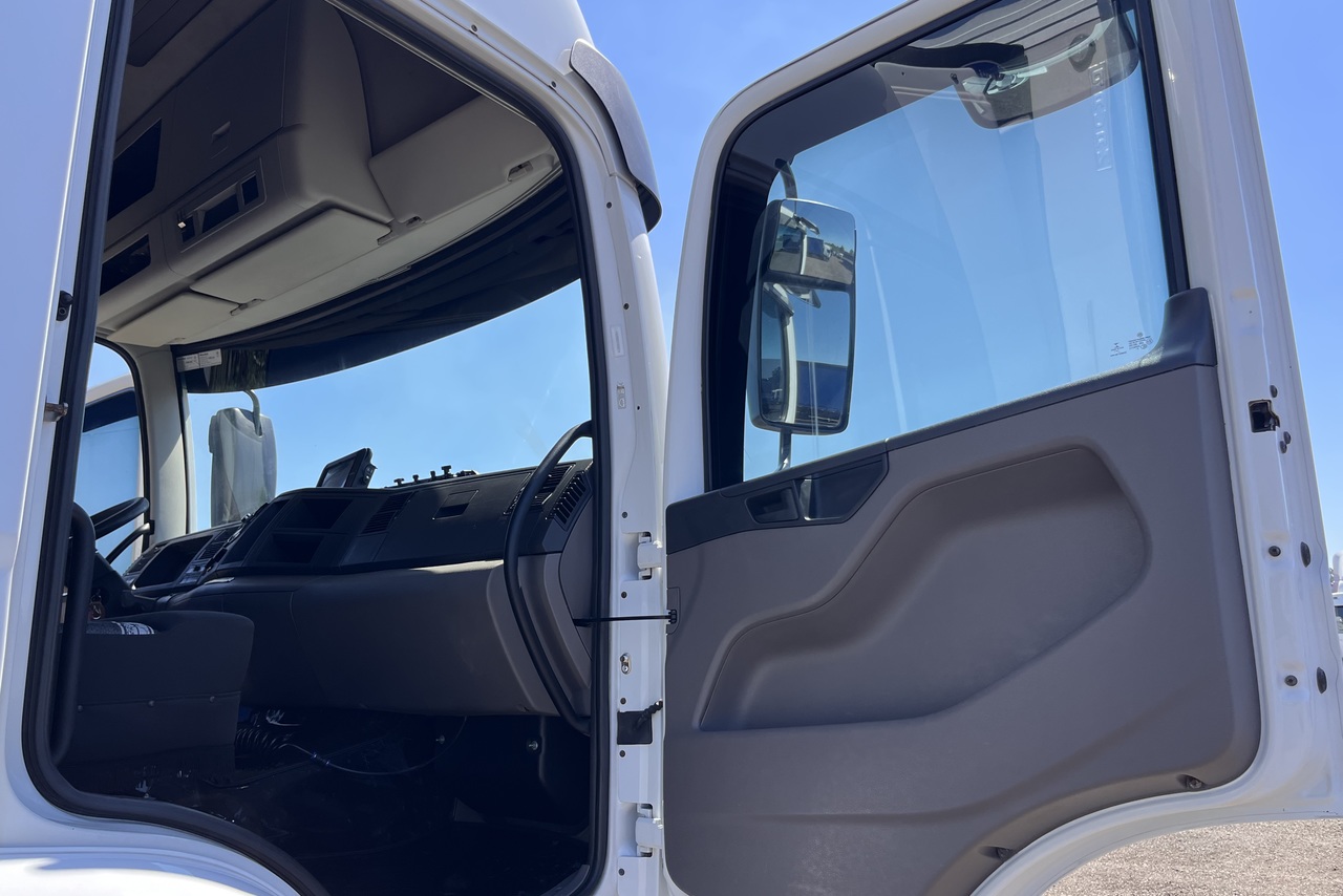 Volkswagen 30-330 Constellation 8x2 - 17/18 21