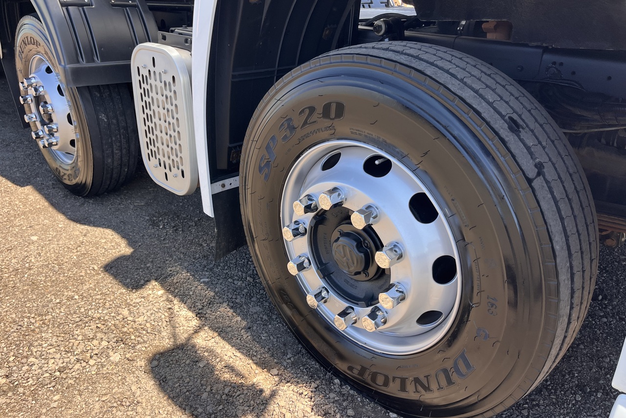 Volkswagen 30-330 Constellation 8x2 - 17/18 22