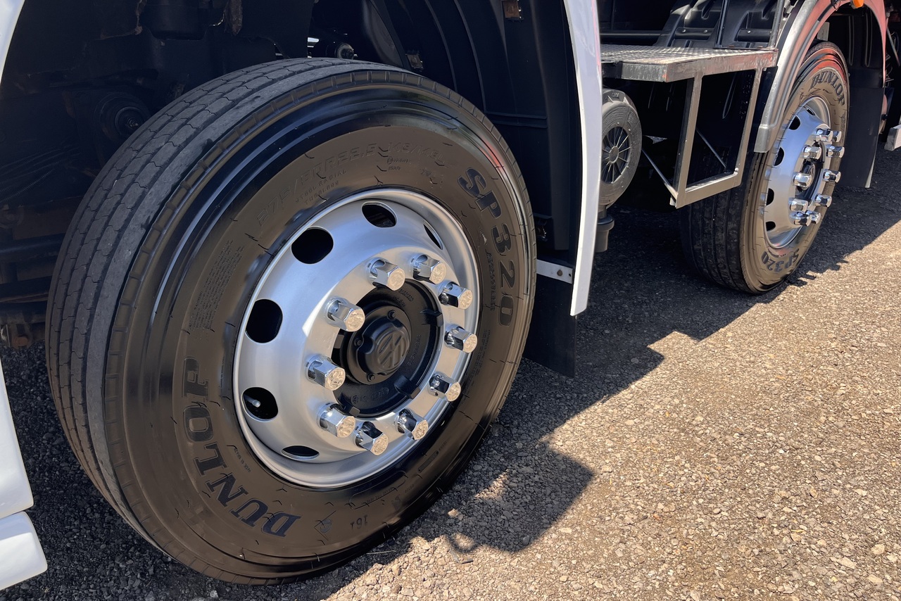 Volkswagen 30-330 Constellation 8x2 - 17/18 23