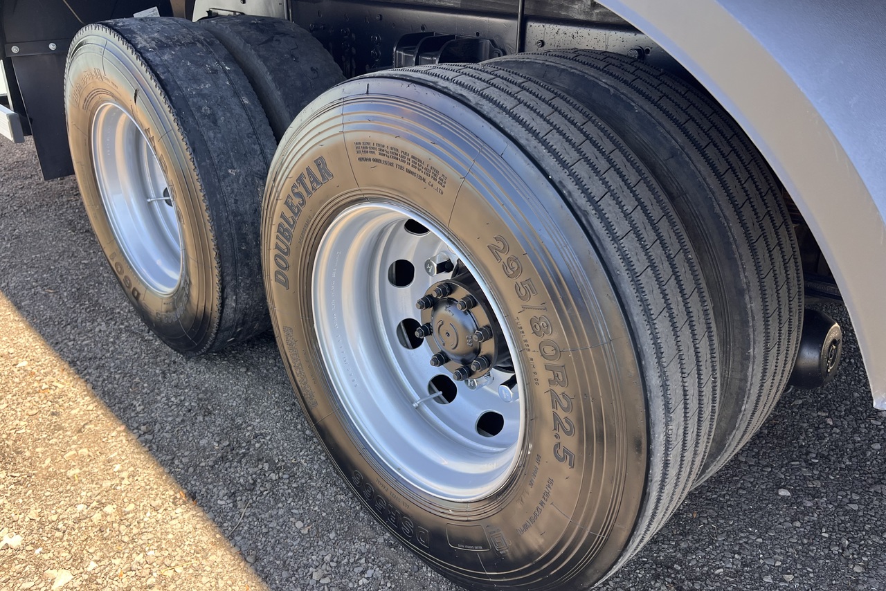 Volkswagen 30-330 Constellation 8x2 - 17/18 24