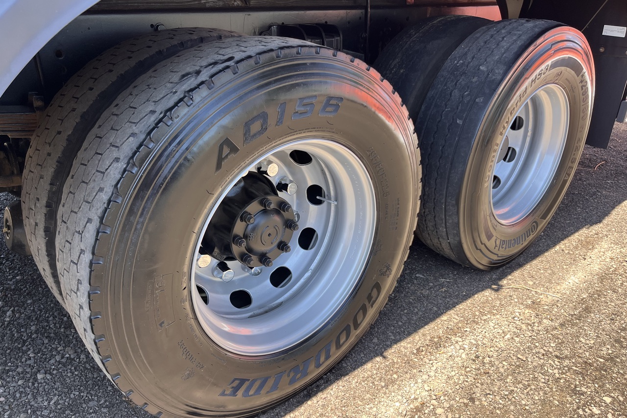 Volkswagen 30-330 Constellation 8x2 - 17/18 25