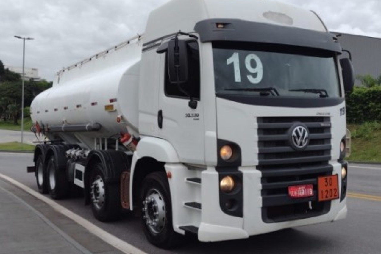 Volkswagen 30-330 Constellation 8x2 - 18/19 2