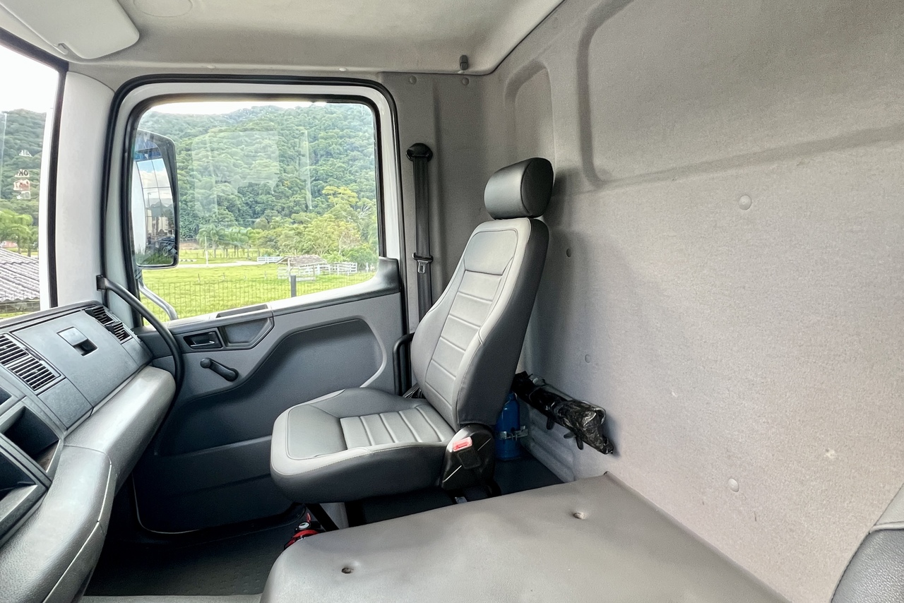 Volkswagen 24-260 Constellation 6x2 - 22/23 6