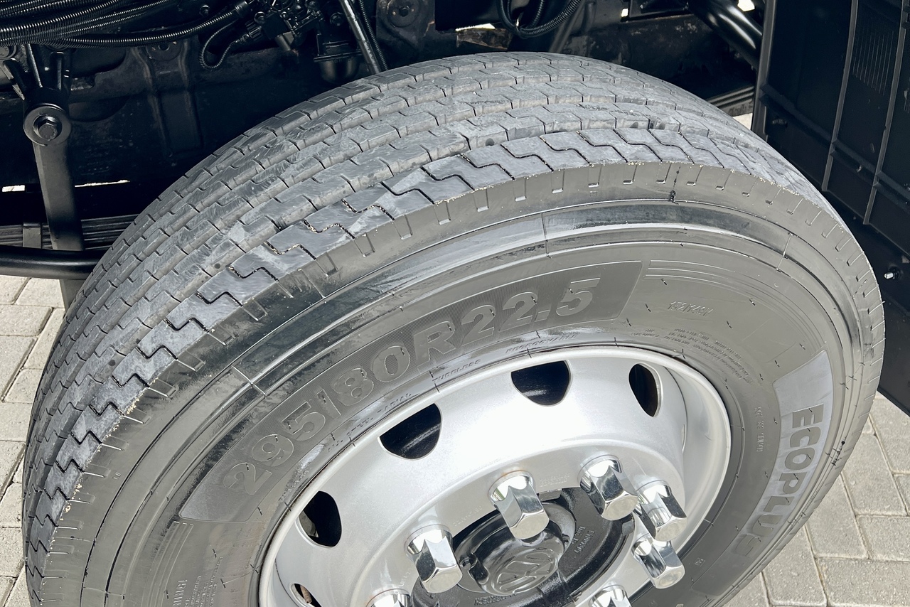 Volkswagen 26-260 E Constel. 6x4 - 22/23 9