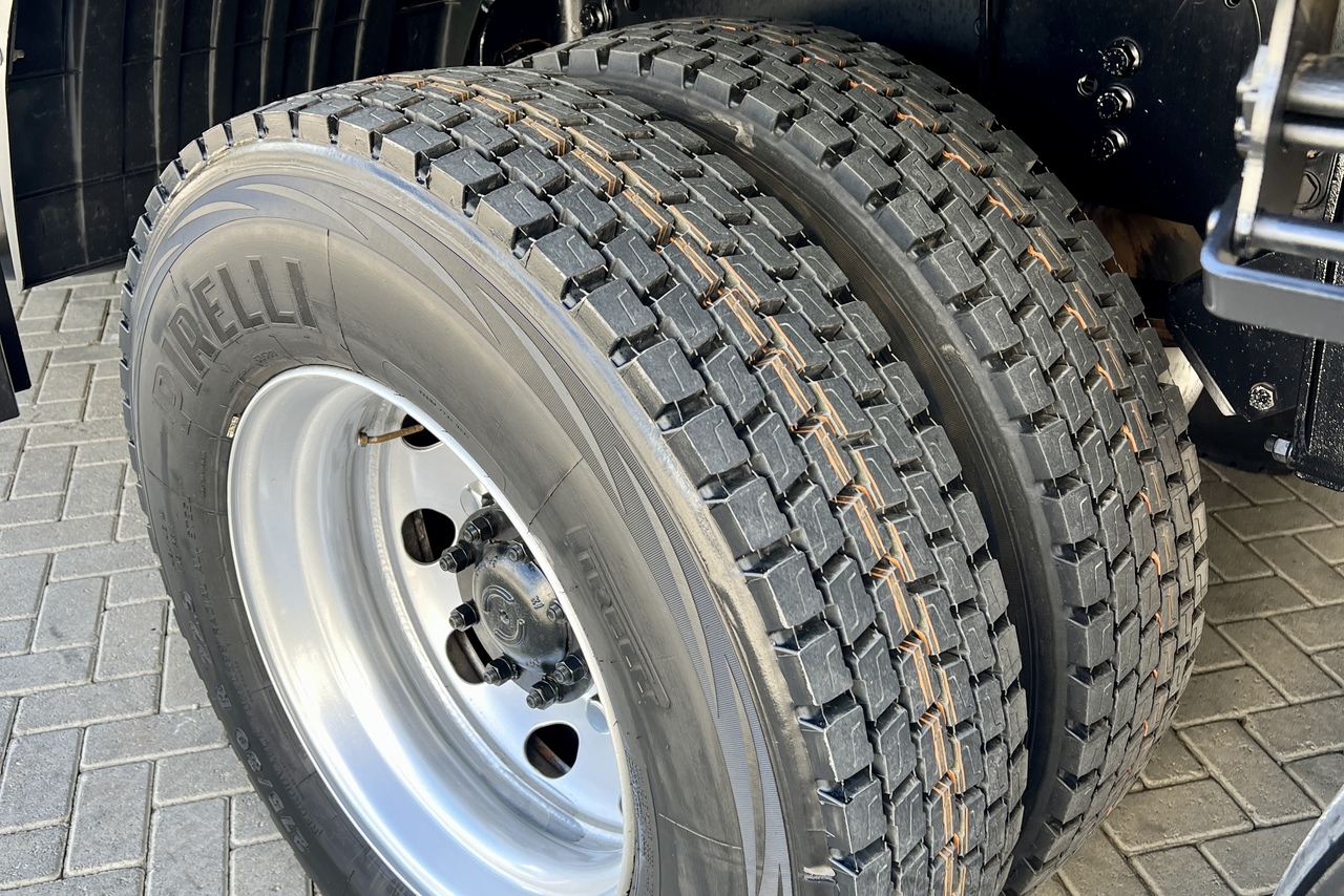 Volkswagen 30-330 Constellation 8x2 - 23/24 5