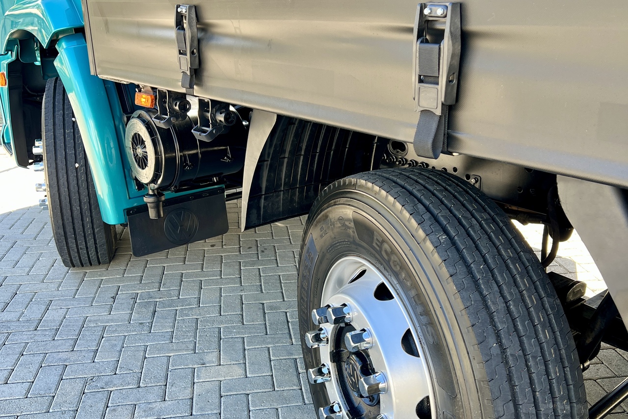 Volkswagen 30-330 Constellation 8x2 - 23/24 7