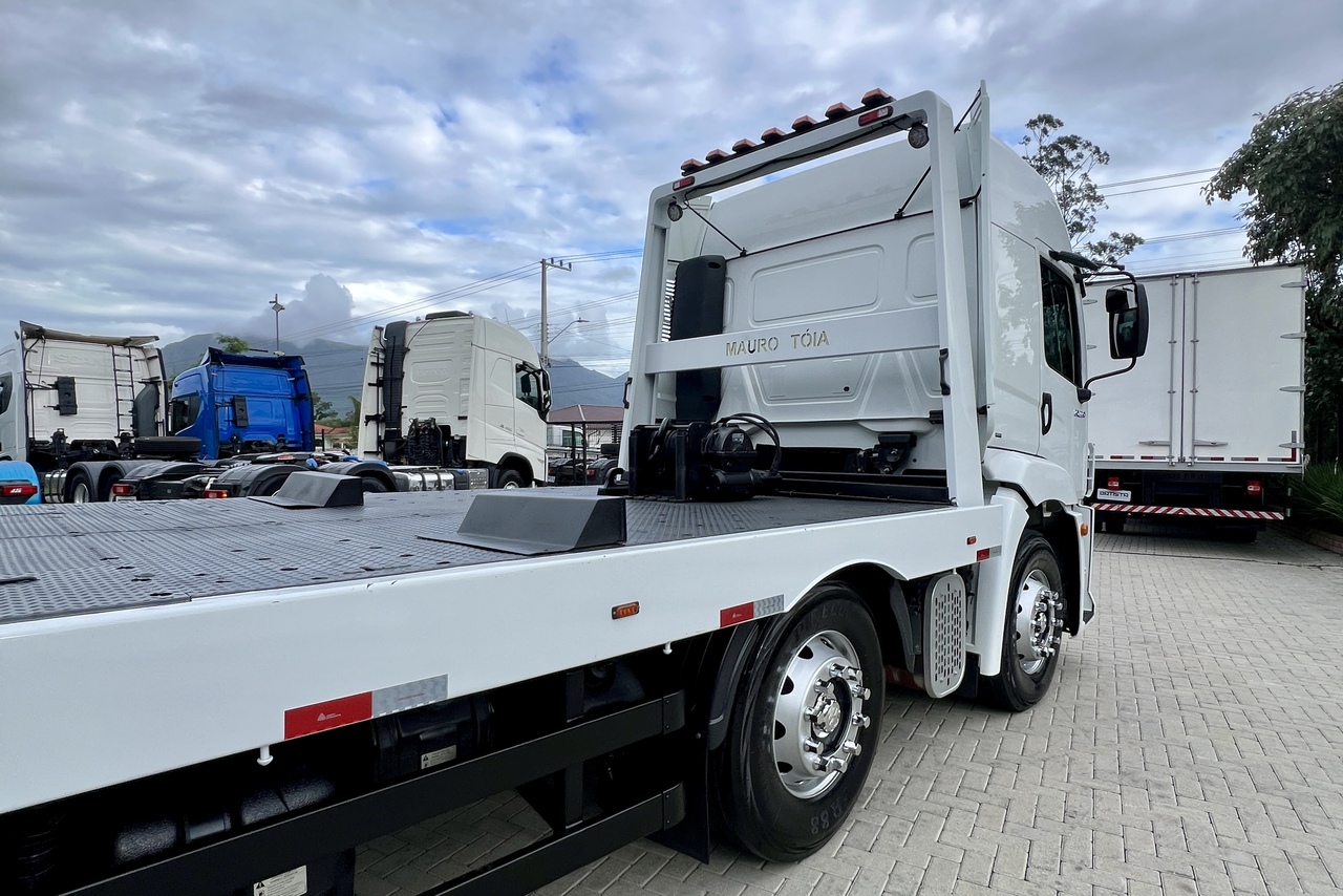 Volkswagen 30-330 Constellation 8x2 - 22/23 2