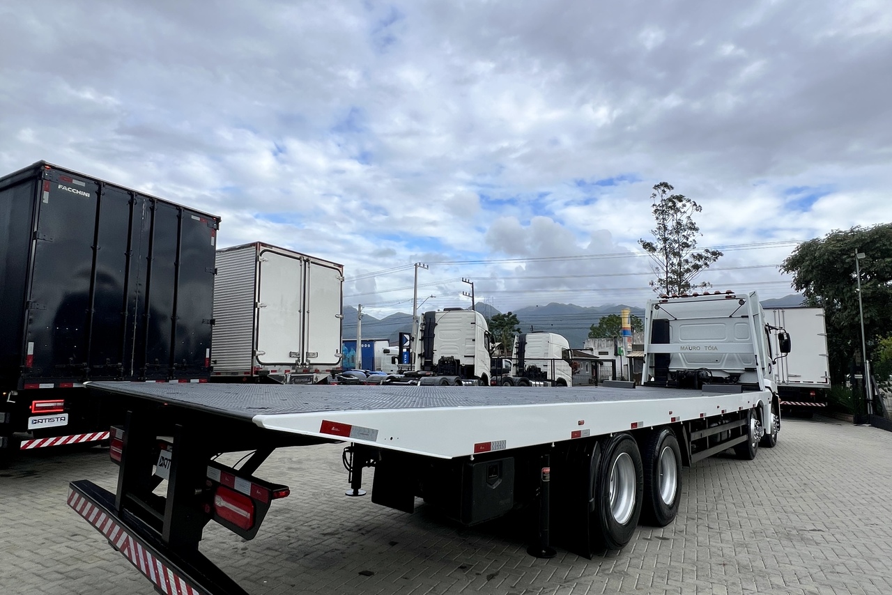 Volkswagen 30-330 Constellation 8x2 - 22/23 5