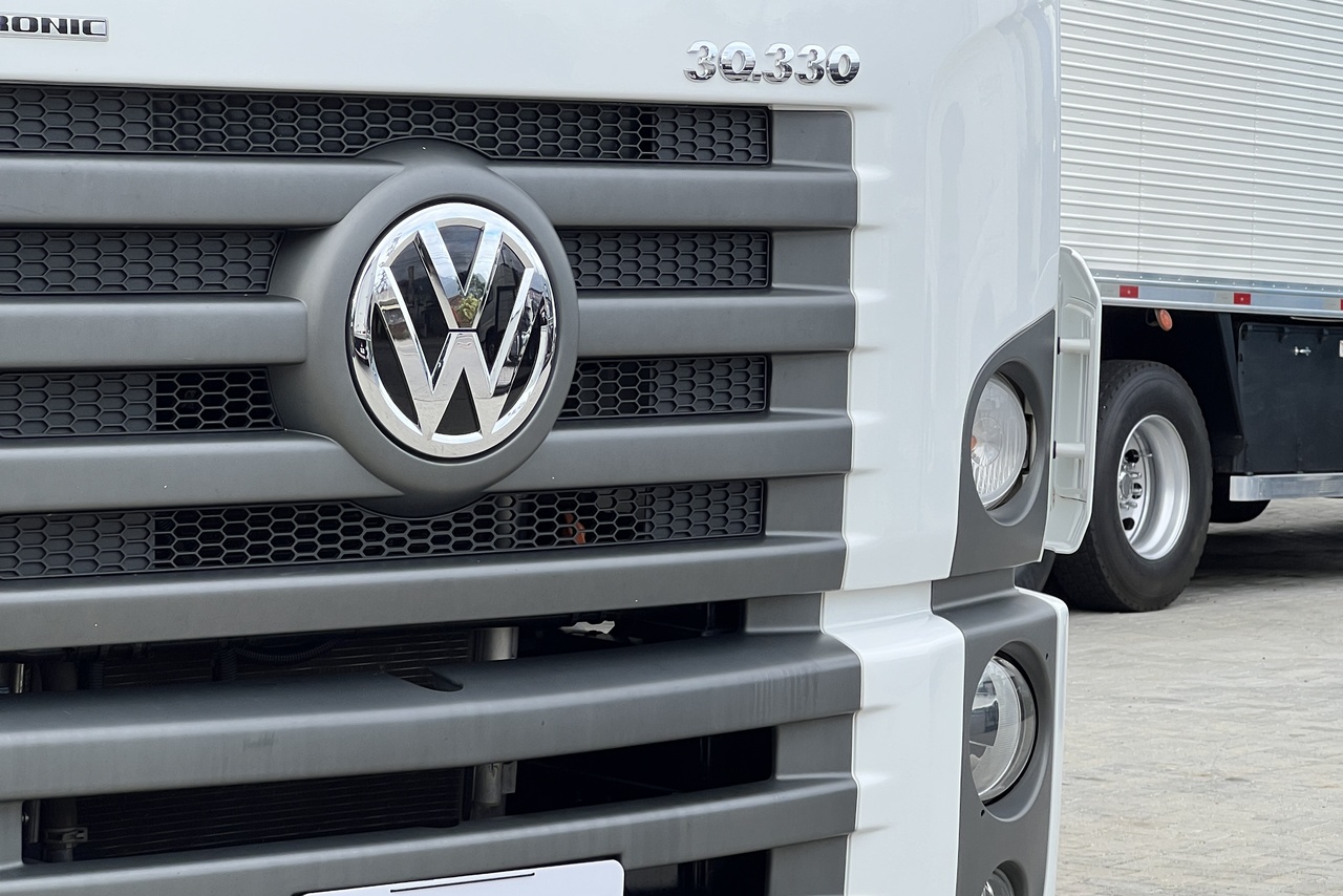 Volkswagen 30-330 Constellation 8x2 - 22/23 6