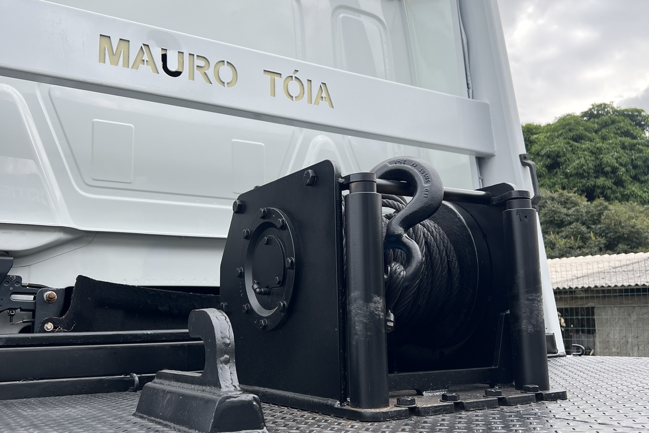 Volkswagen 30-330 Constellation 8x2 - 22/23 8