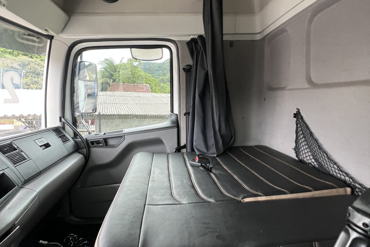 Volkswagen 30-330 Constellation 8x2 - 22/23 9