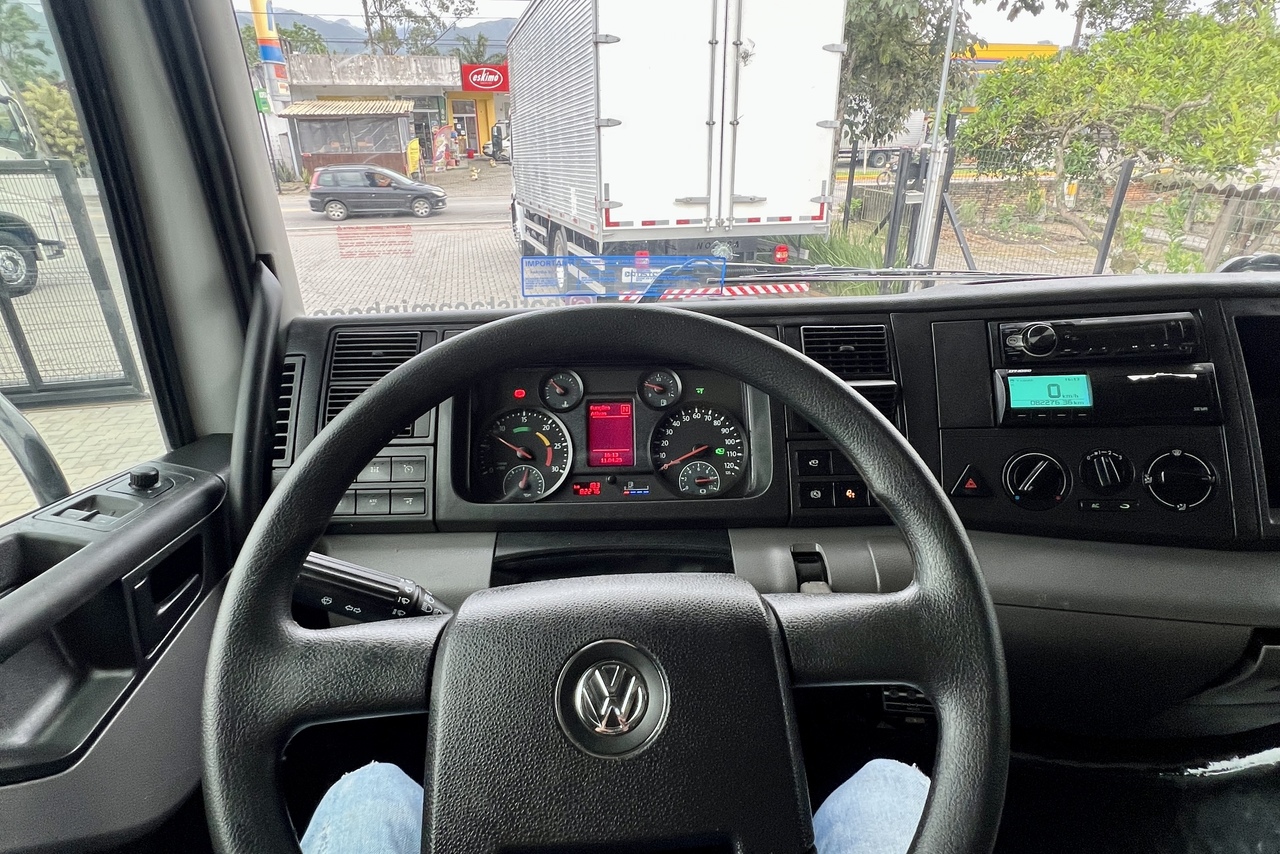 Volkswagen 30-330 Constellation 8x2 - 22/23 12