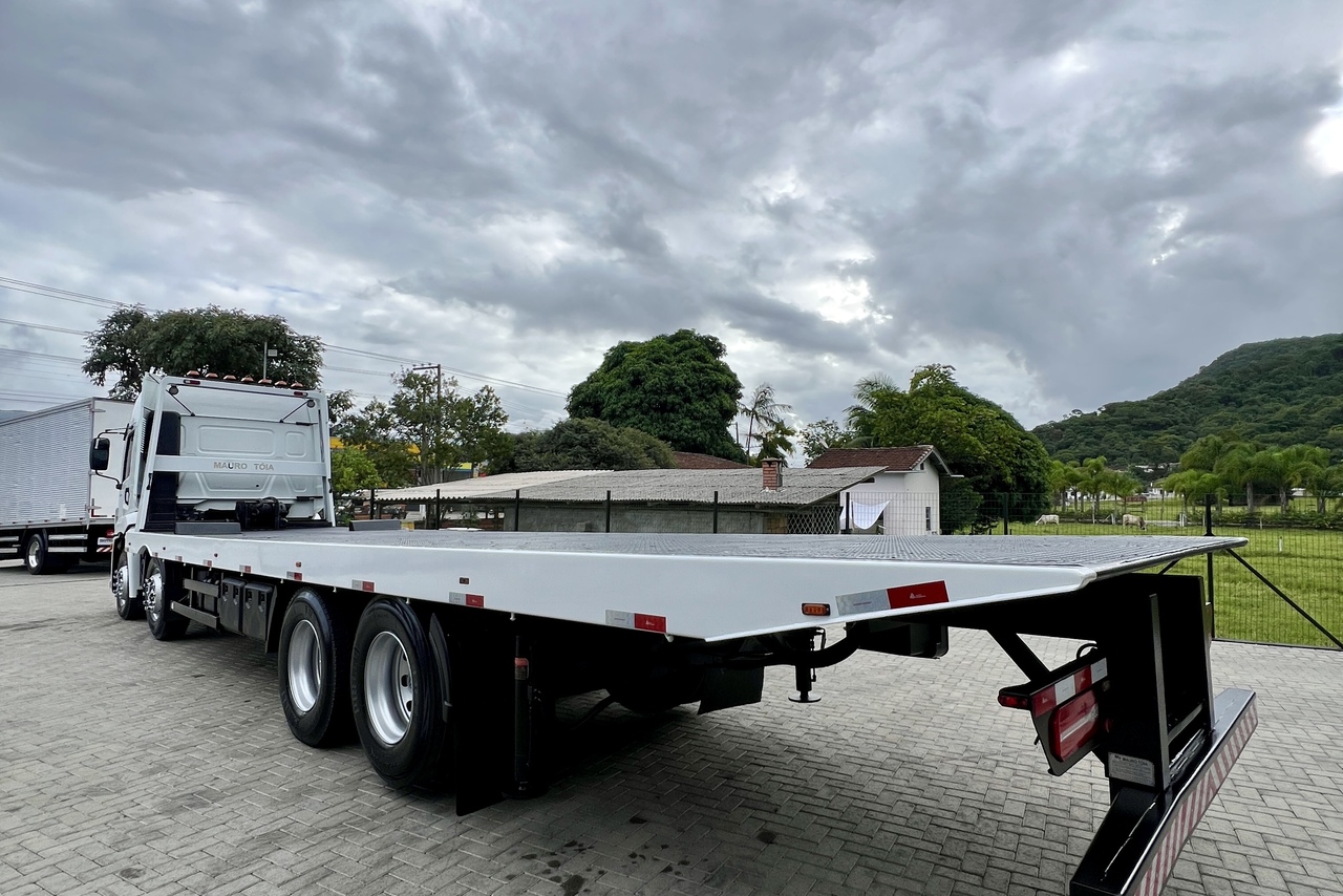 Volkswagen 30-330 Constellation 8x2 - 22/23 13