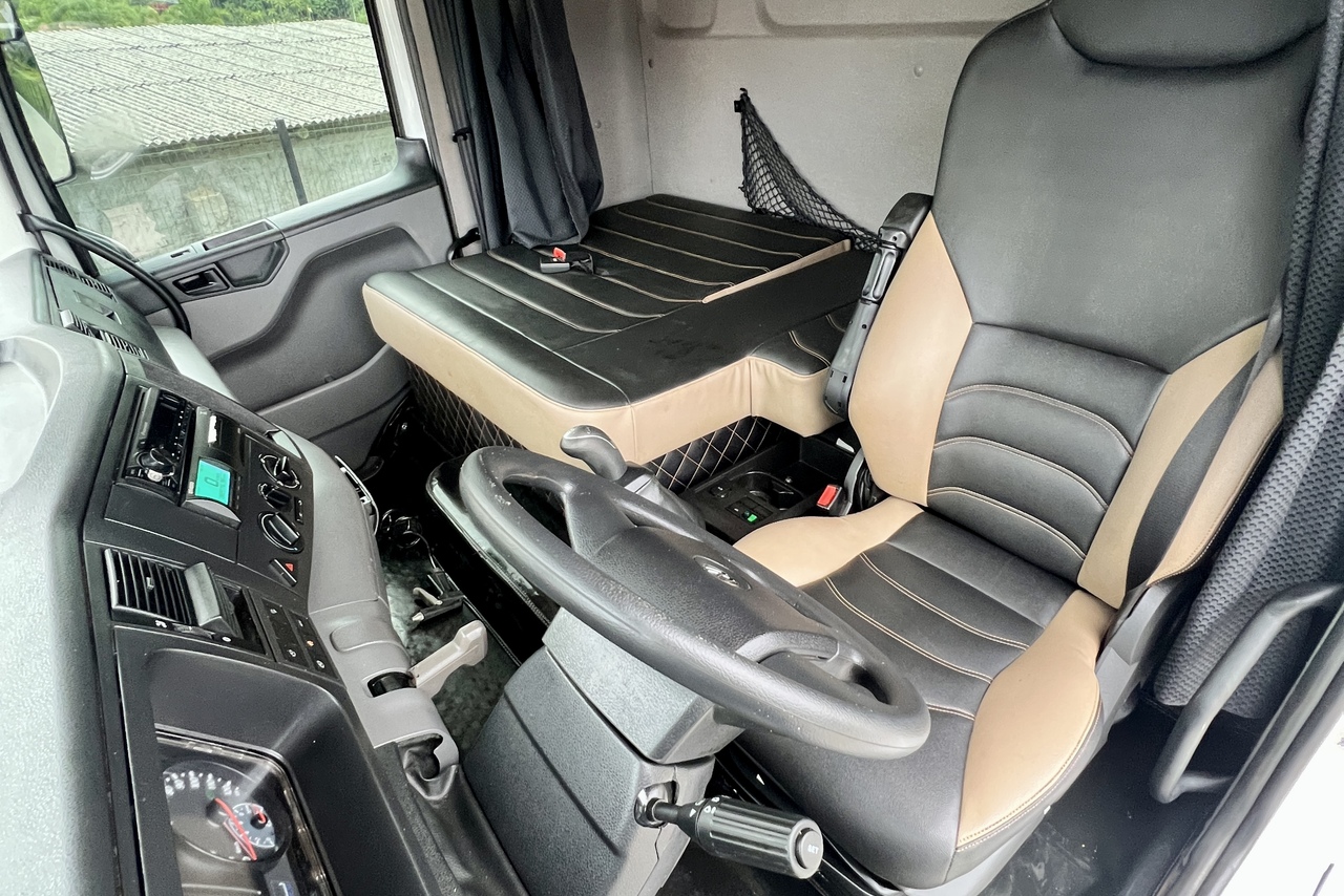 Volkswagen 30-330 Constellation 8x2 - 22/23 14
