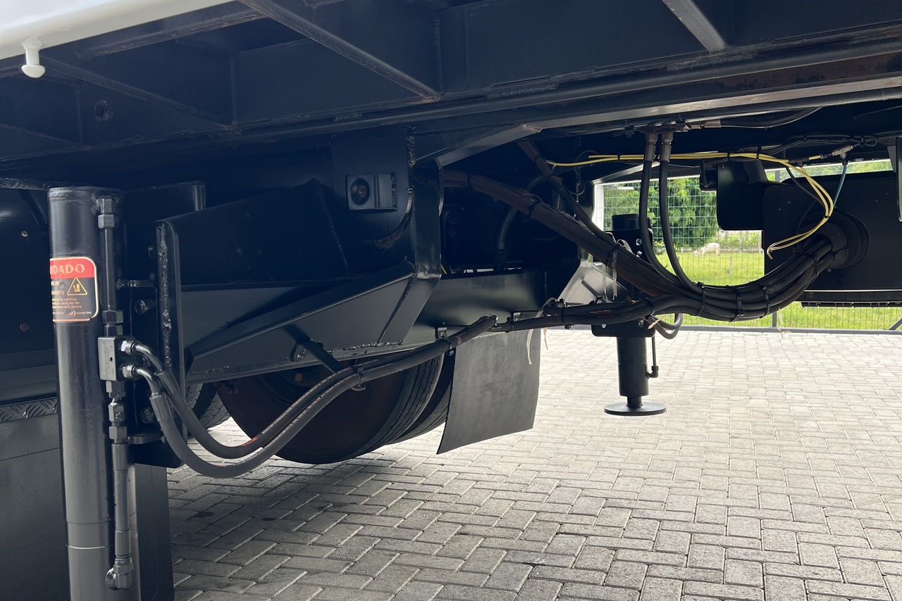 Volkswagen 30-330 Constellation 8x2 - 22/23 16