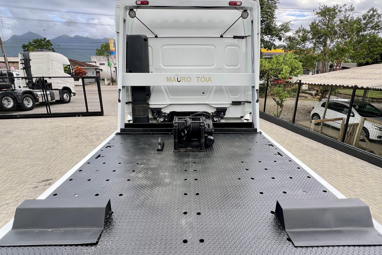 Volkswagen 30-330 Constellation 8x2 - 22/23 19