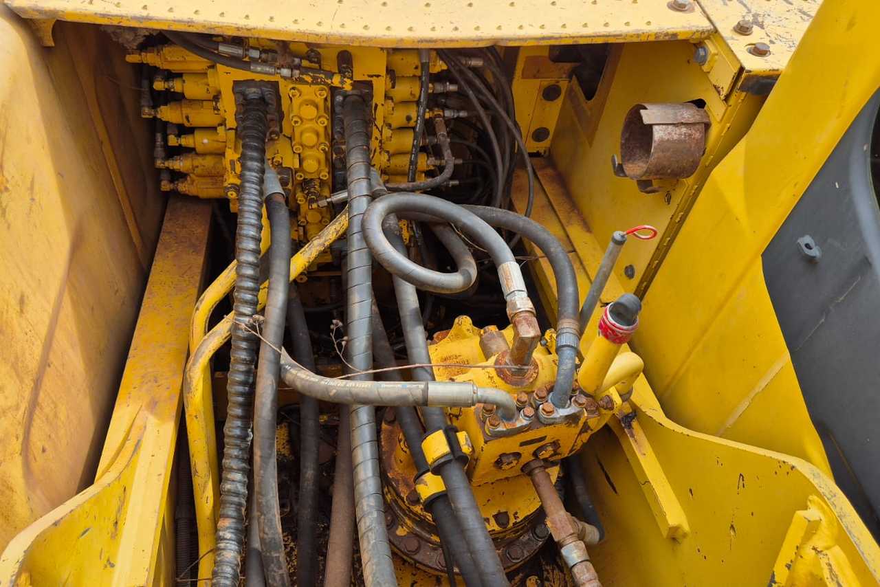Komatsu PC200 - 12/12 11