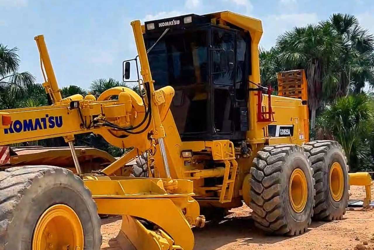 Komatsu GD825 A - 09/09 5