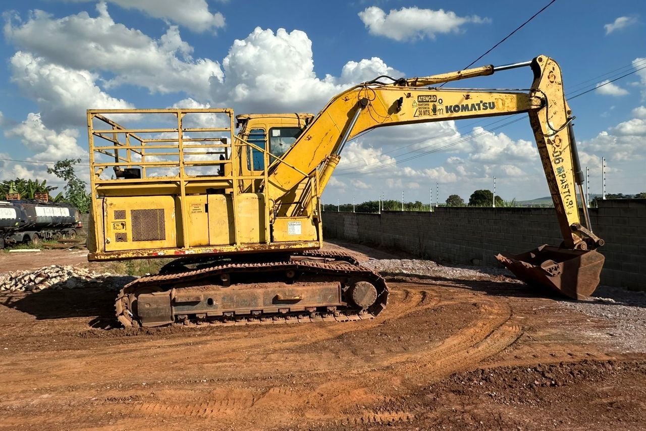 Komatsu PC200 - 08/09 3
