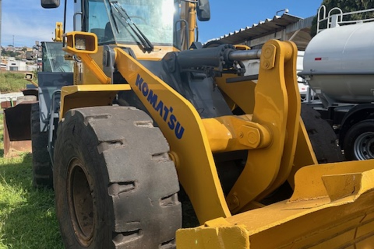 Komatsu  WA320 - 13/13 4