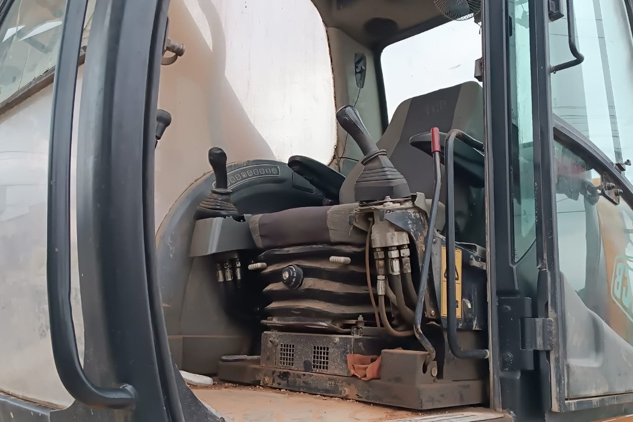 JCB JS330LC - 10/10 4