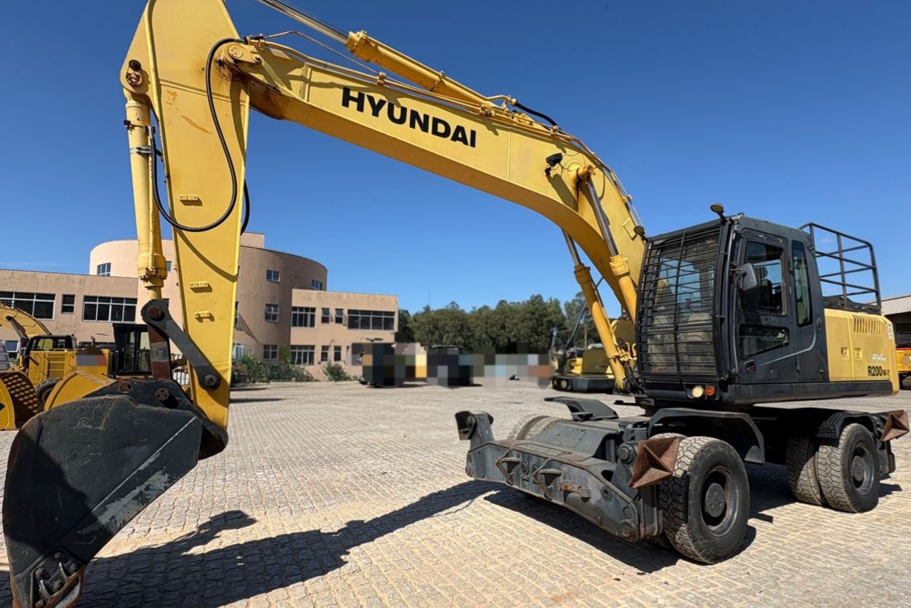 Hyundai  R200W - 09/09 3