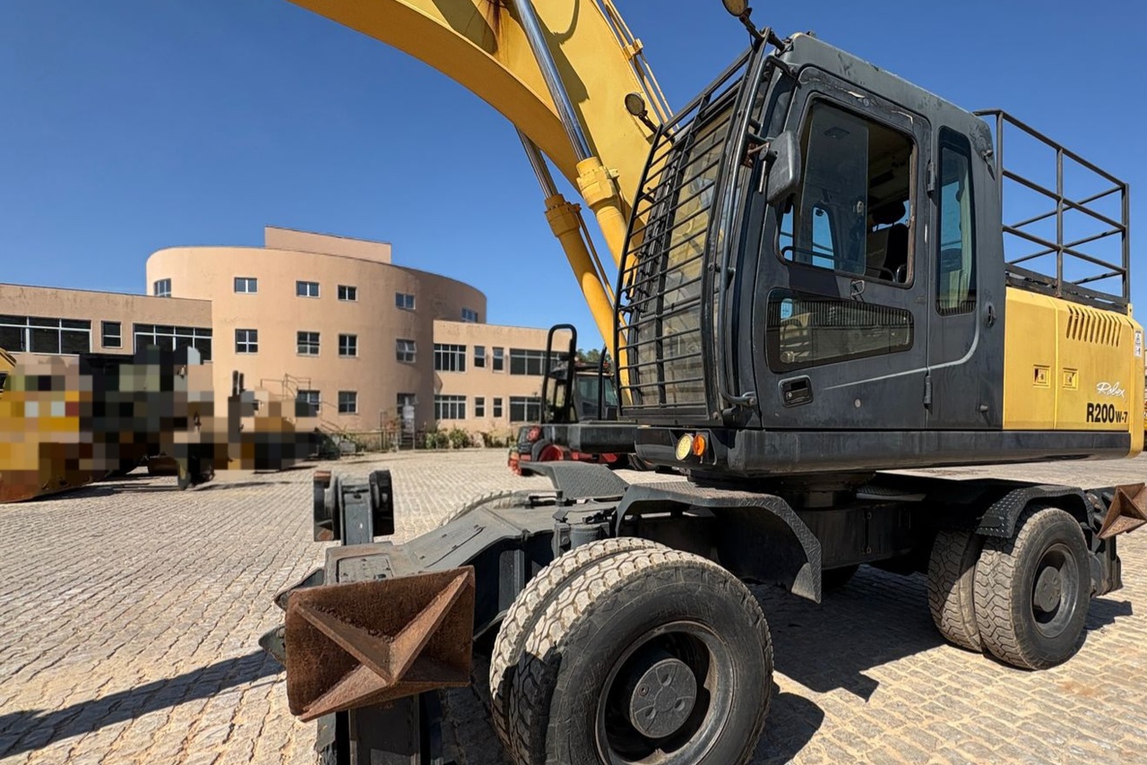 Hyundai  R200W - 09/09 4