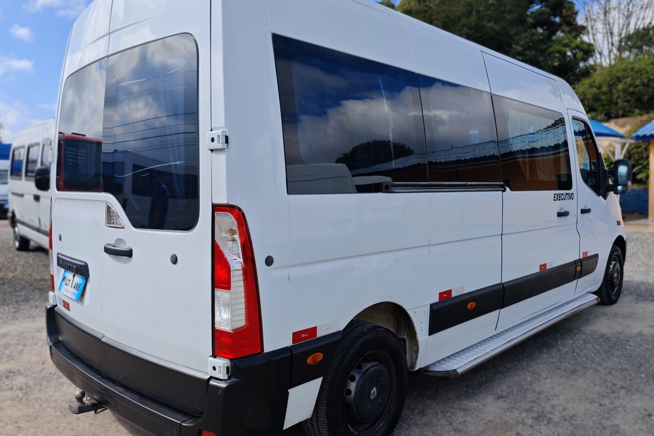 Renault Master Minibus - 14/15 9