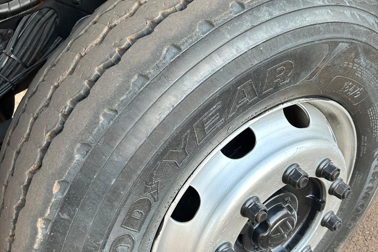 Volkswagen 26-260 E Constel. 6x4 - 10/11 11