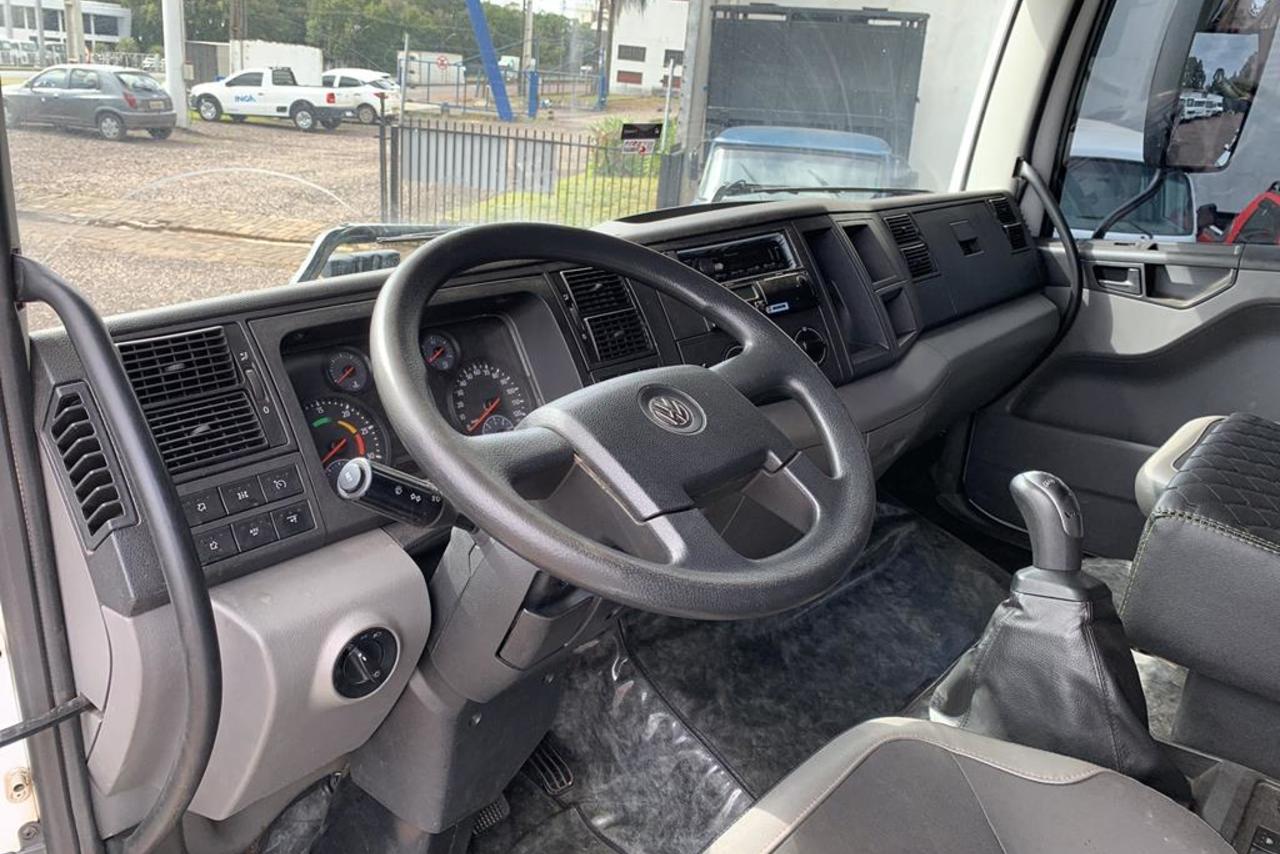 Volkswagen 30-330 Constellation 8x2 - 22/23 10