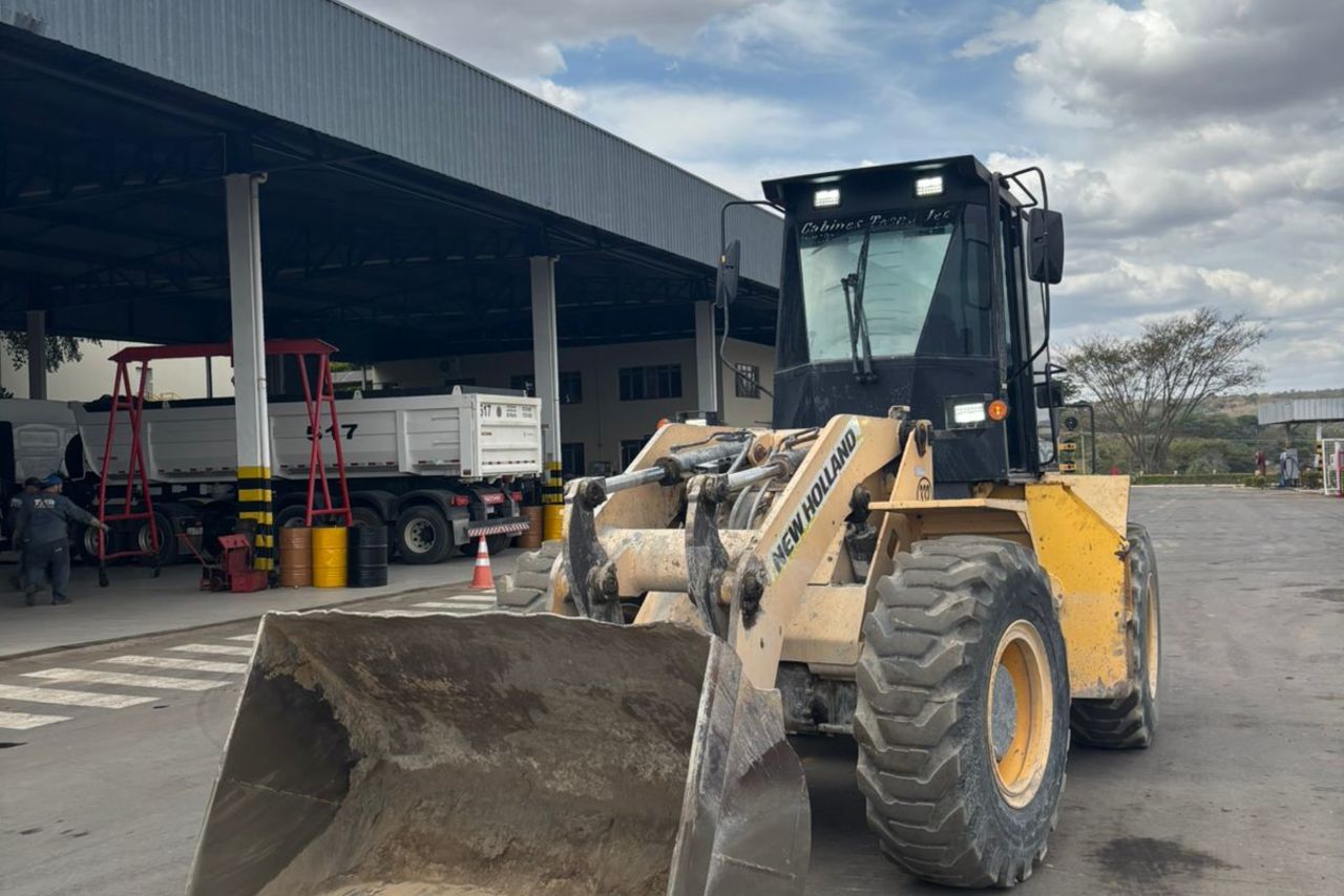 New Holland 12B - 07/07 4
