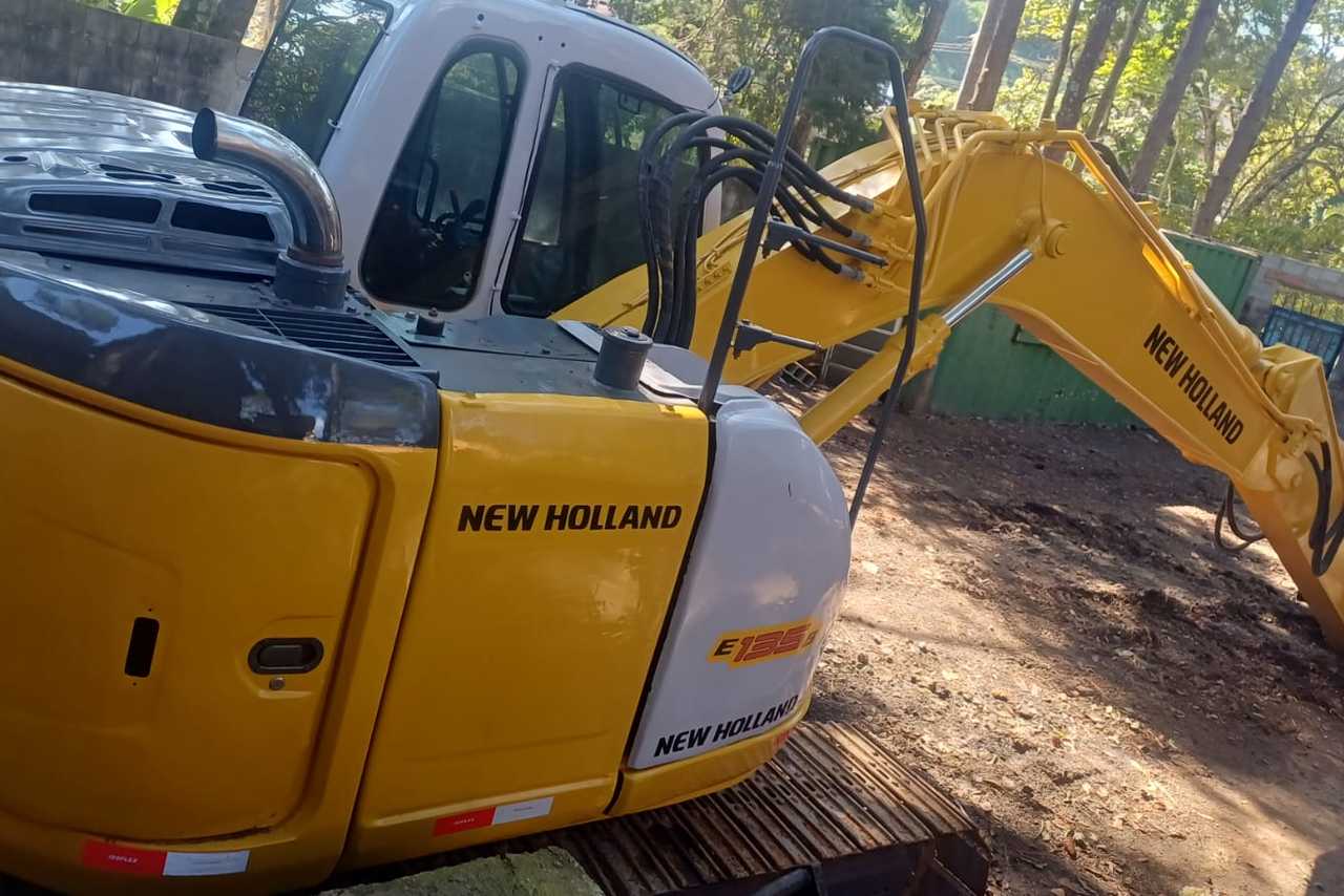 New Holland E135 - 20/13 8