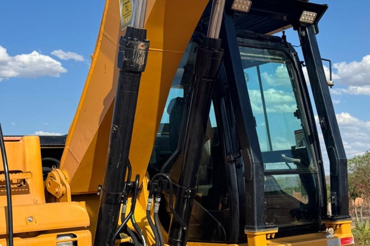 Caterpillar 320D - 12/12 8