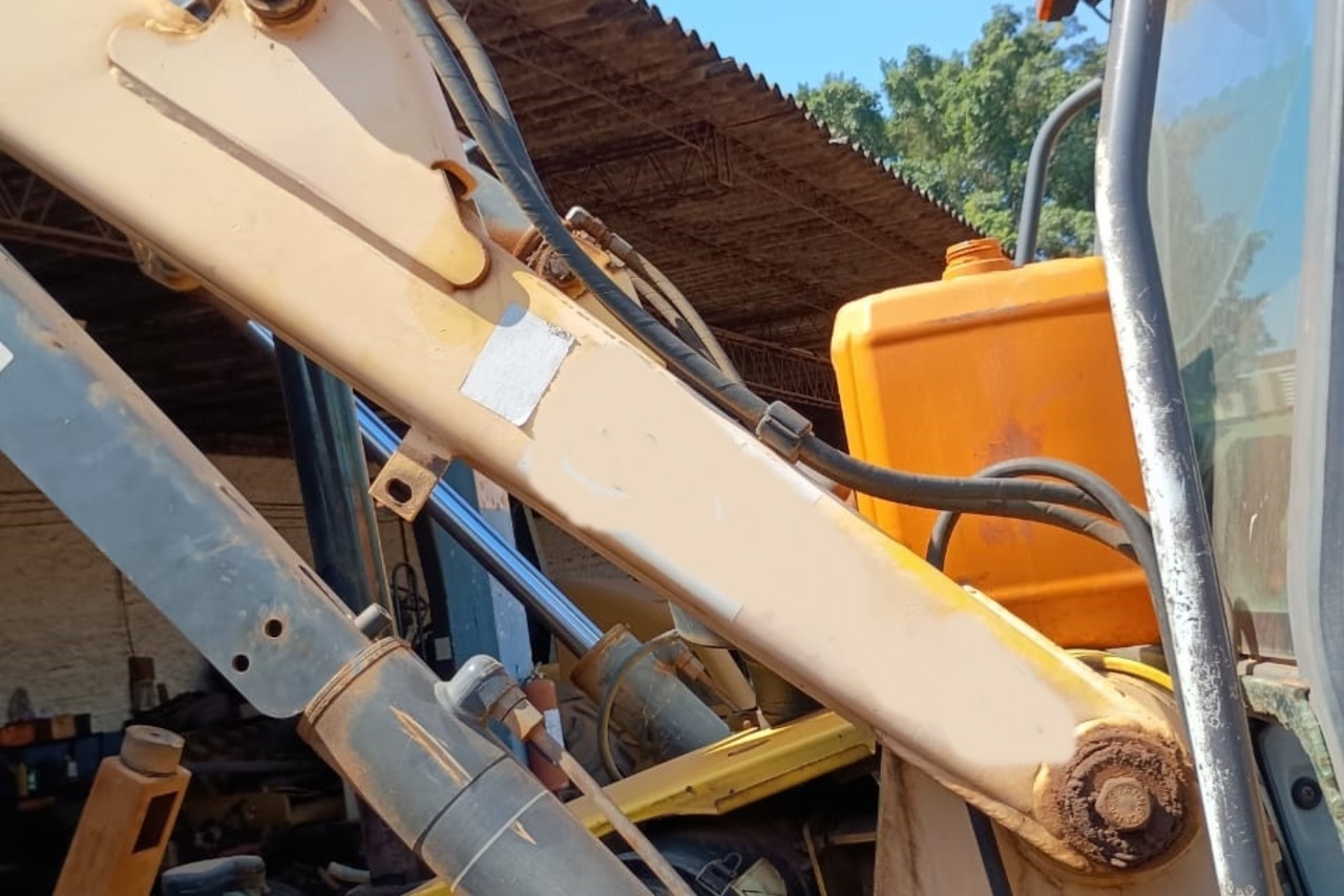 New Holland  LB90 - 07/07 9