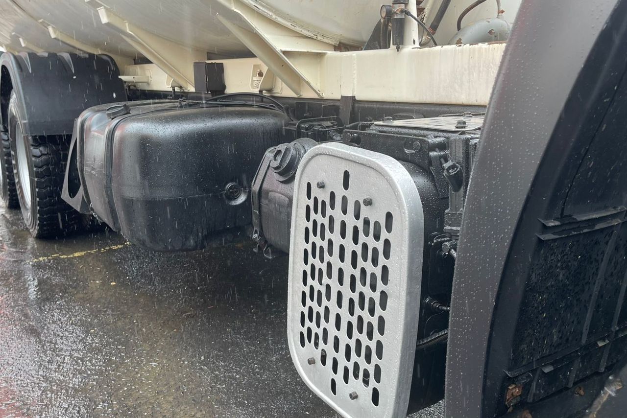 Volkswagen 31-330 E Constellation 6x4 - 13/14 2