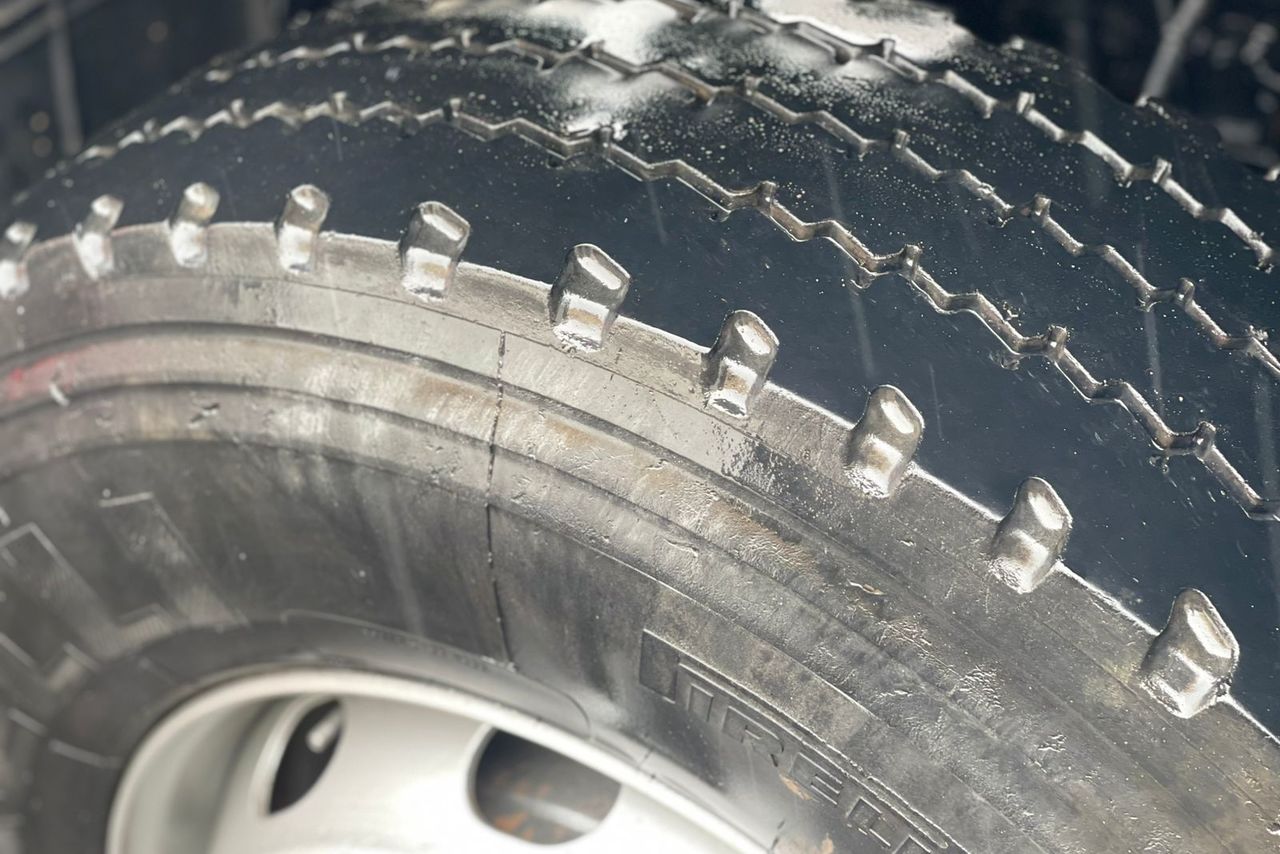 Volkswagen 31-330 E Constellation 6x4 - 13/14 8