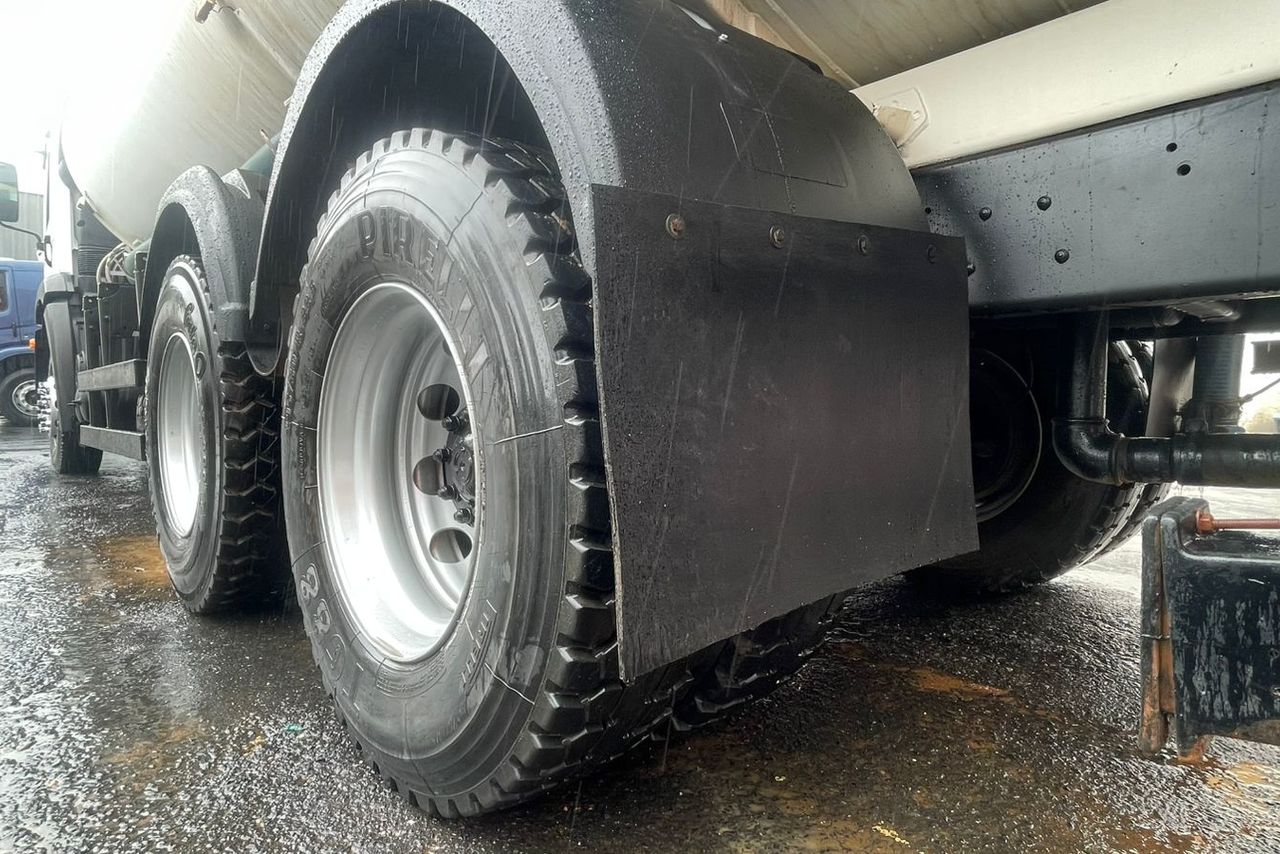 Volkswagen 31-330 E Constellation 6x4 - 13/14 9