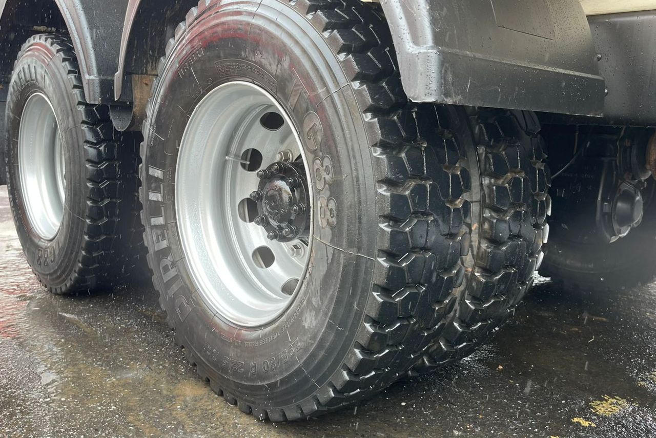 Volkswagen 31-330 E Constellation 6x4 - 13/14 10