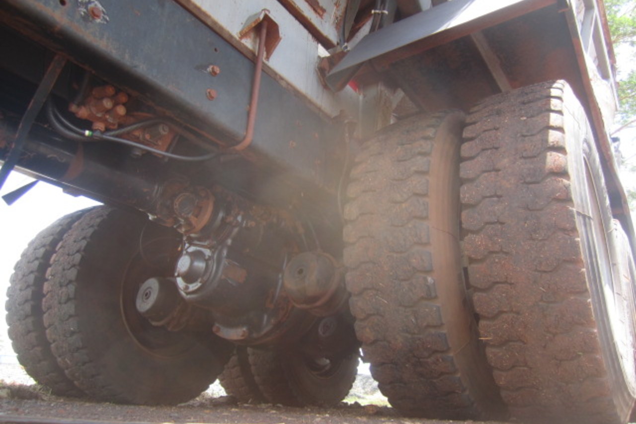 Volkswagen 31-330 E Constellation 6x4 - 14/15 9