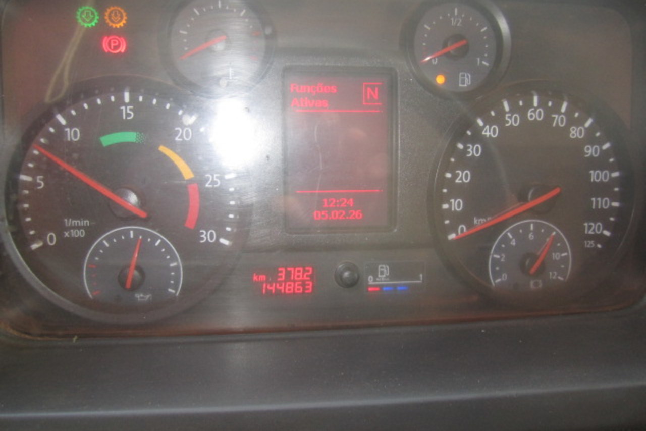 Volkswagen 31-330 E Constellation 6x4 - 14/15 11