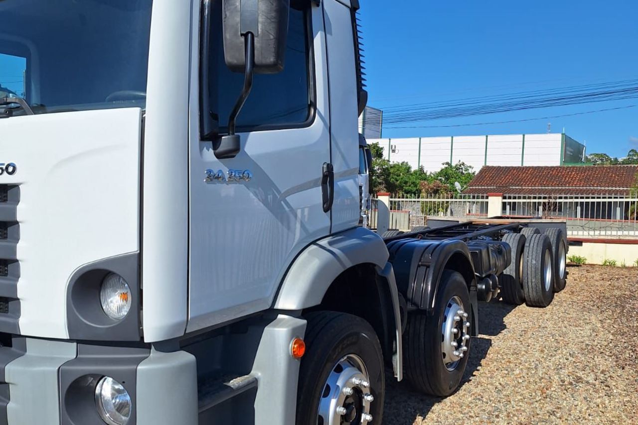 Volkswagen 24-280 E Constellation 8x2 - 08/08 6