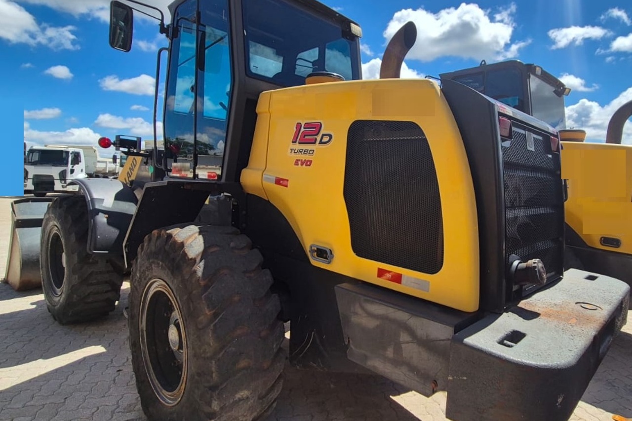 New Holland 12D - 19/19 9