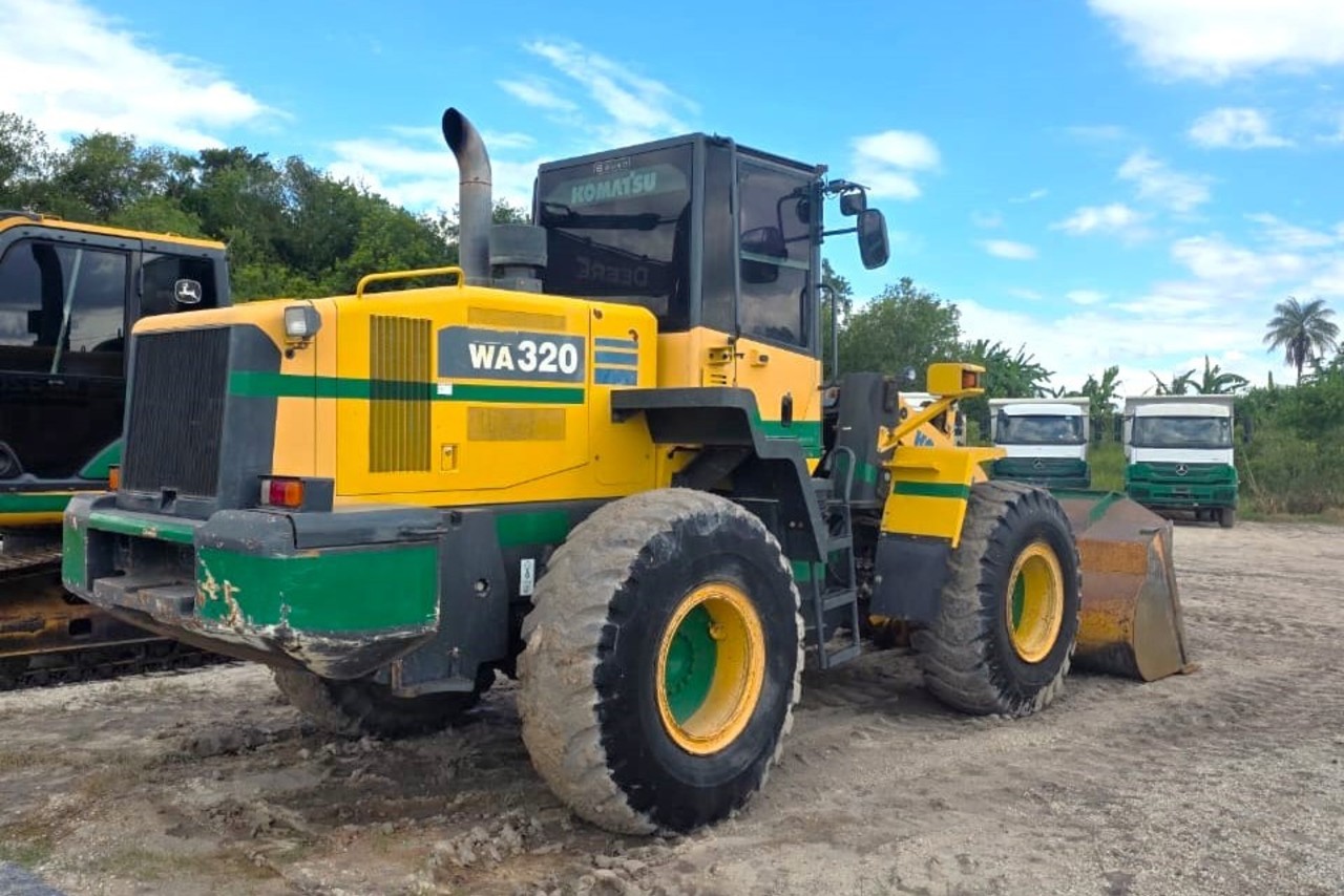 Komatsu  WA320 - 15/15 5