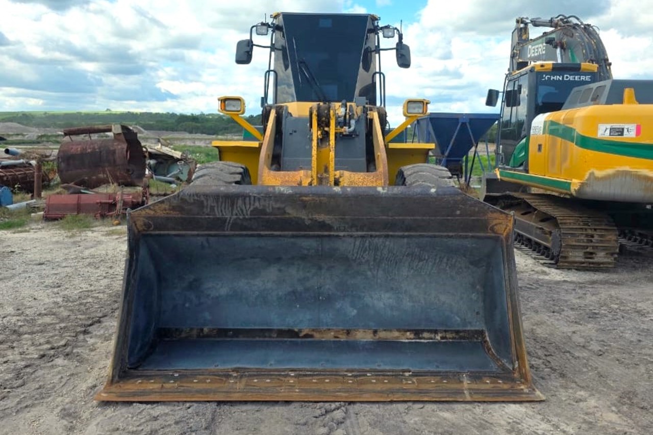 Komatsu  WA320 - 15/15 8
