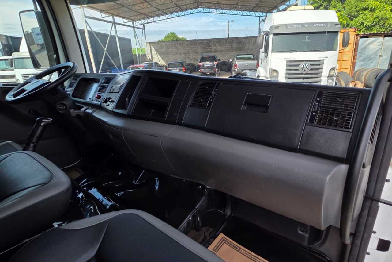 Volkswagen 17-230 E Constellation (DIESEL)(E5) - 22/23 19