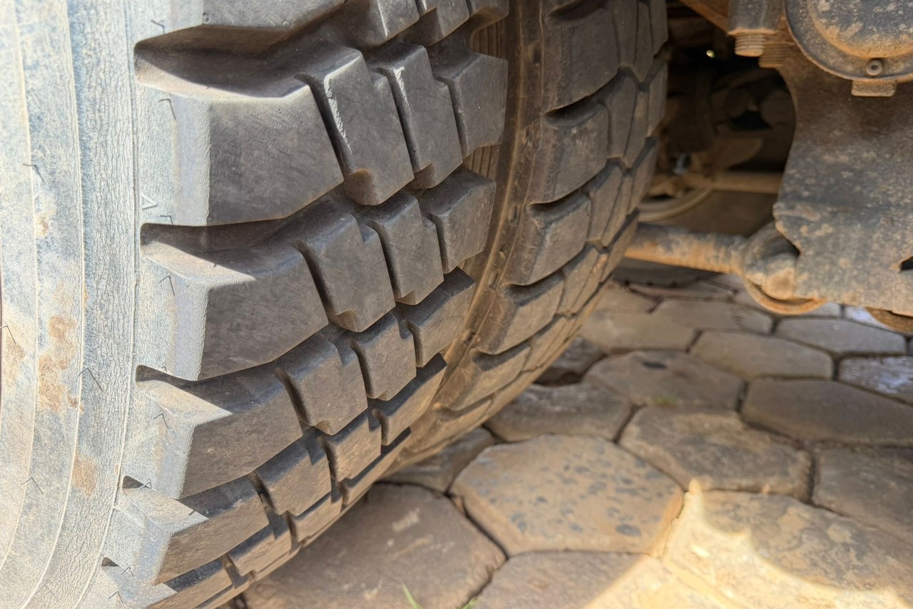 Volkswagen 31-280 E Constel. 6x4 - 12/12 3