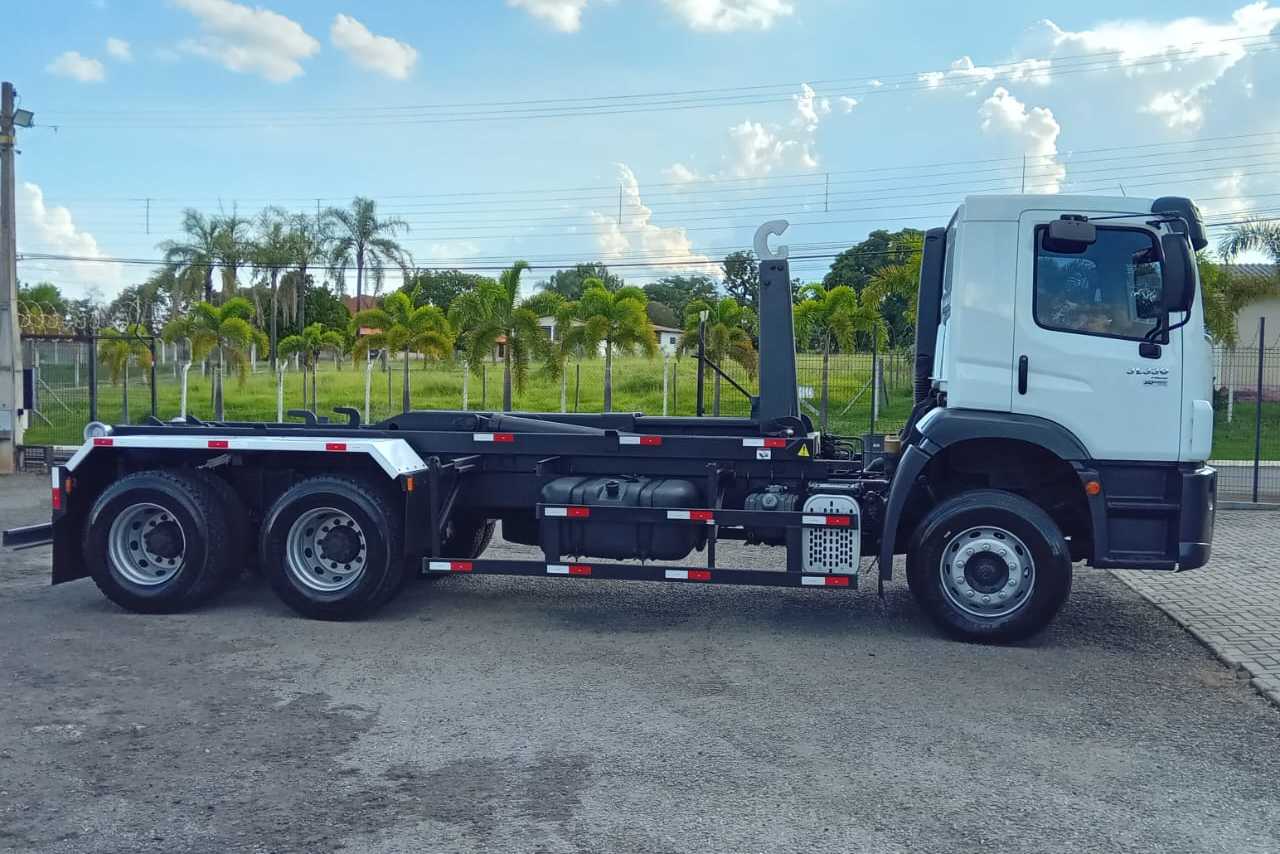 Volkswagen 31-330 E Constellation 6x4 - 22/23 8