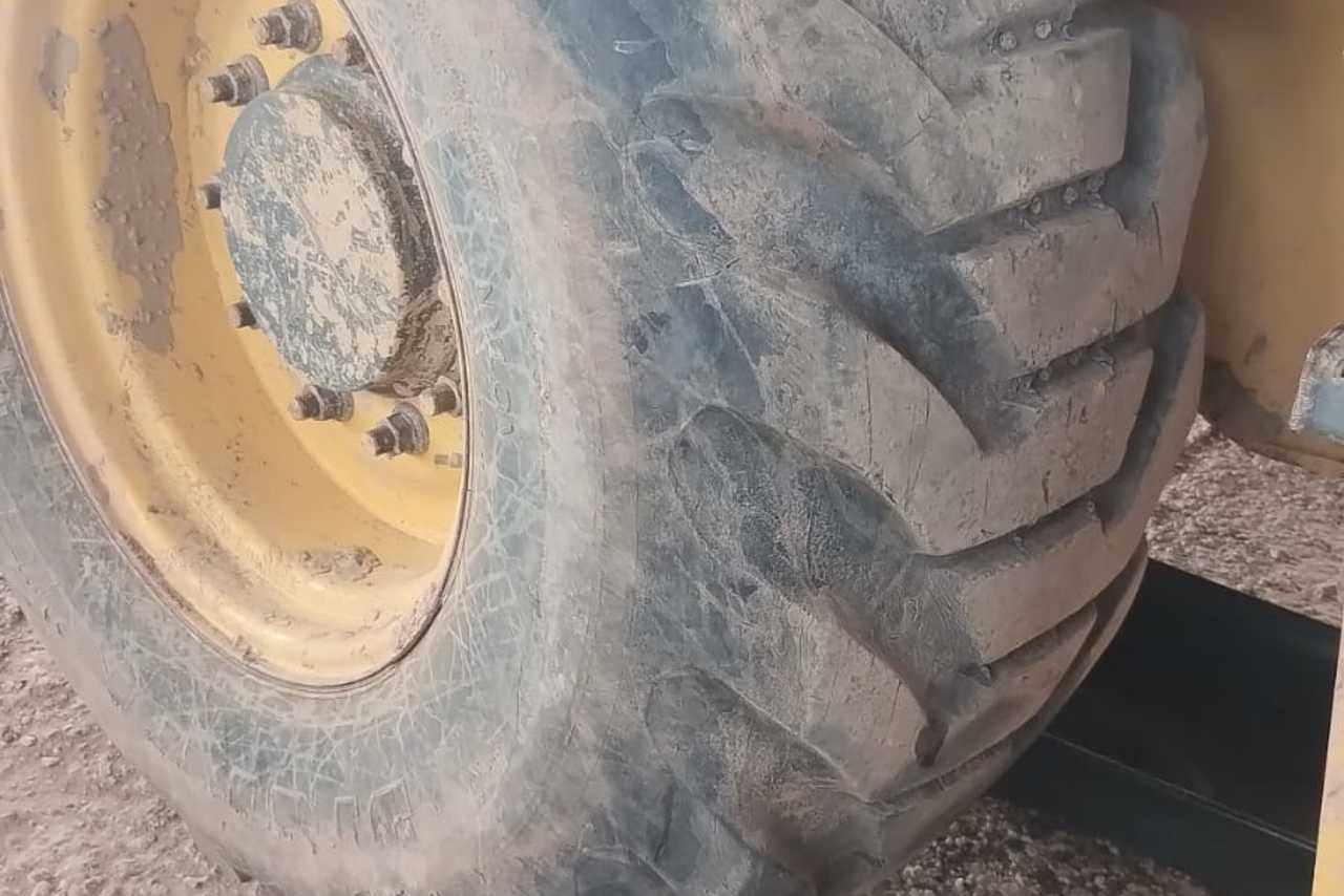New Holland B95B - 12/12 9