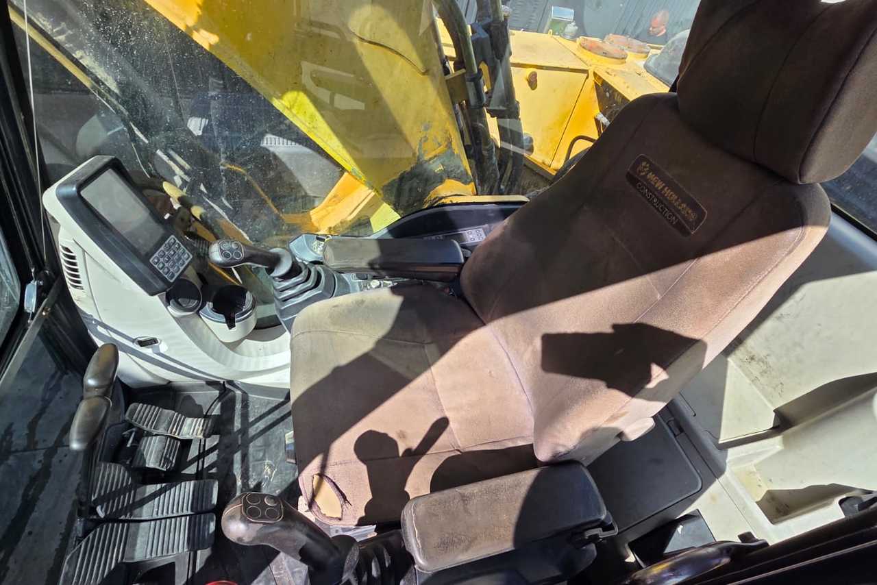 New Holland E245 - 16/16 3