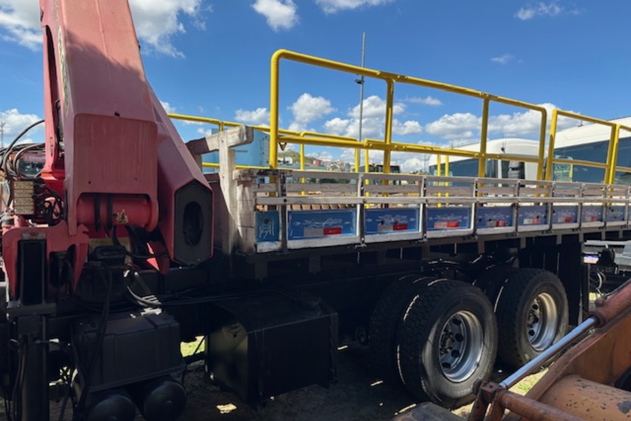 Volkswagen 31-330 E Constellation 6x4 - 13/14 8